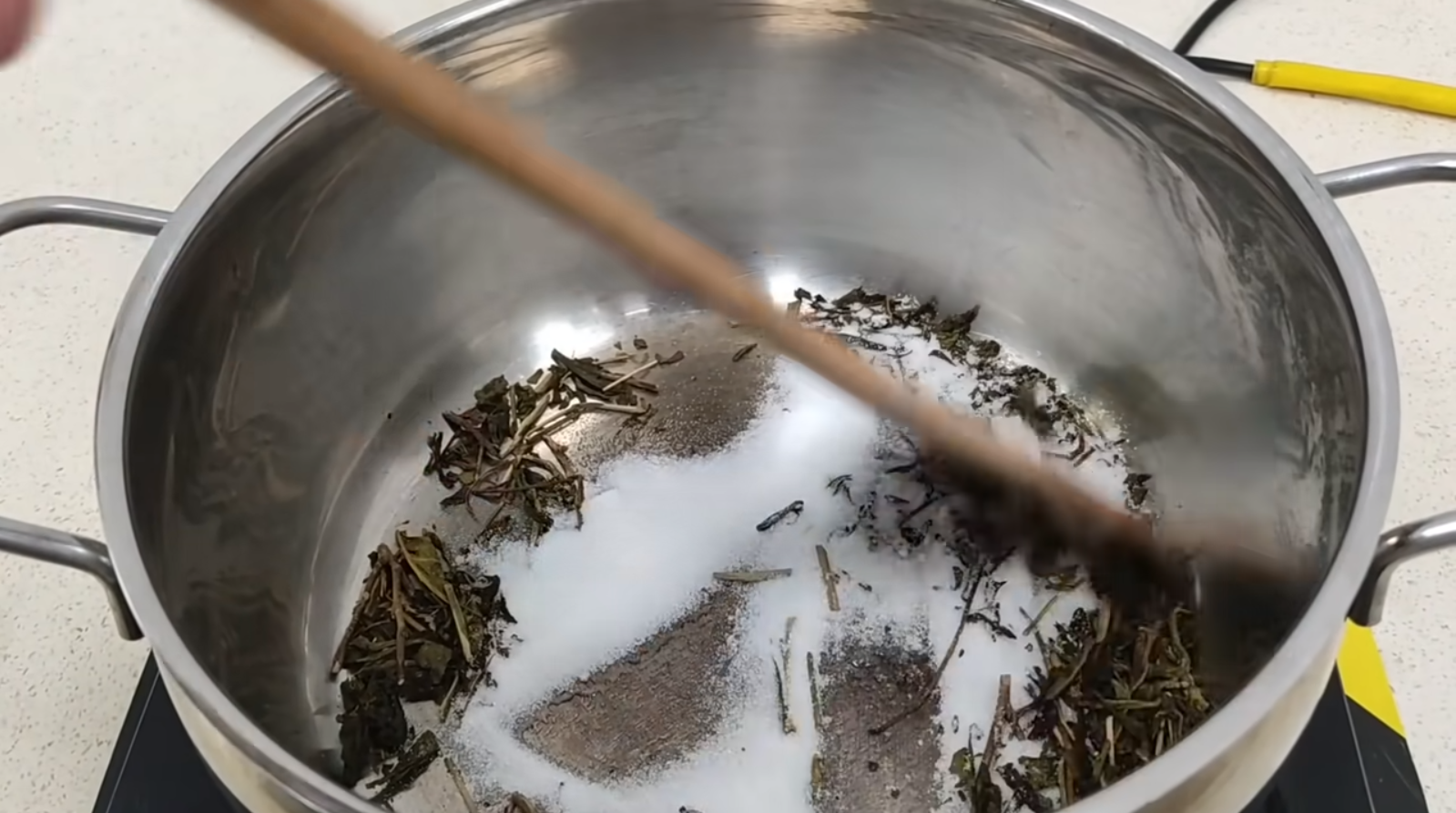Rang trà khô với đường