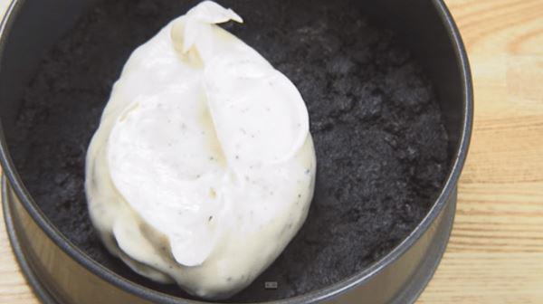 Phủ kem lên bề mặt cốt bánh Oreo