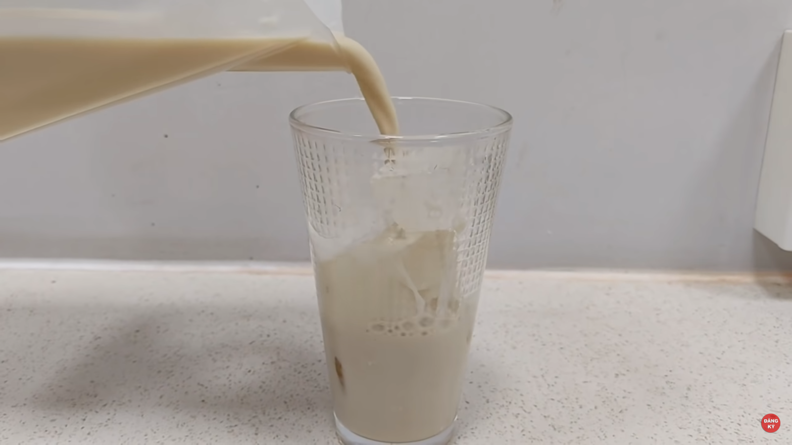 Rót sữa ra cốc cùng đá viên