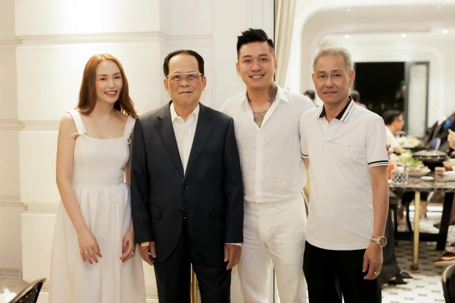 Tuấn Hưng nhiều lần chia sẻ hình ảnh bố vợ (áo trắng) kèm theo thái độ vô cùng kính trọng.