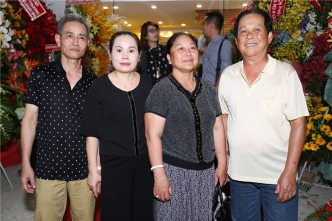 Bố mẹ Tuấn Hưng (bên phải) và bố mẹ Hương Baby (bên trái) rất thân thiết với nhau.