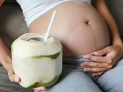 Bà bầu - Bà bầu uống nước dừa sẽ sinh con trắng trẻo, sự thật là gì?