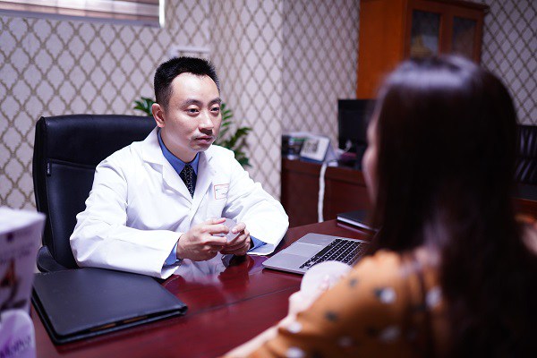 Với những bệnh nhân từng trải, việc động viên tâm lý sẽ dễ dàng hơn là bệnh nhân mới 18-20 tuổi.