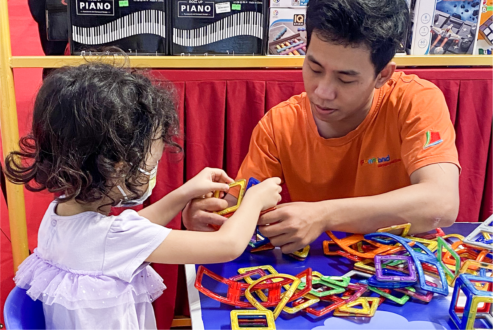 Bé tham gia trải nghiệm dưới sự hướng dẫn của chuyên viên đồ chơi Funnyland