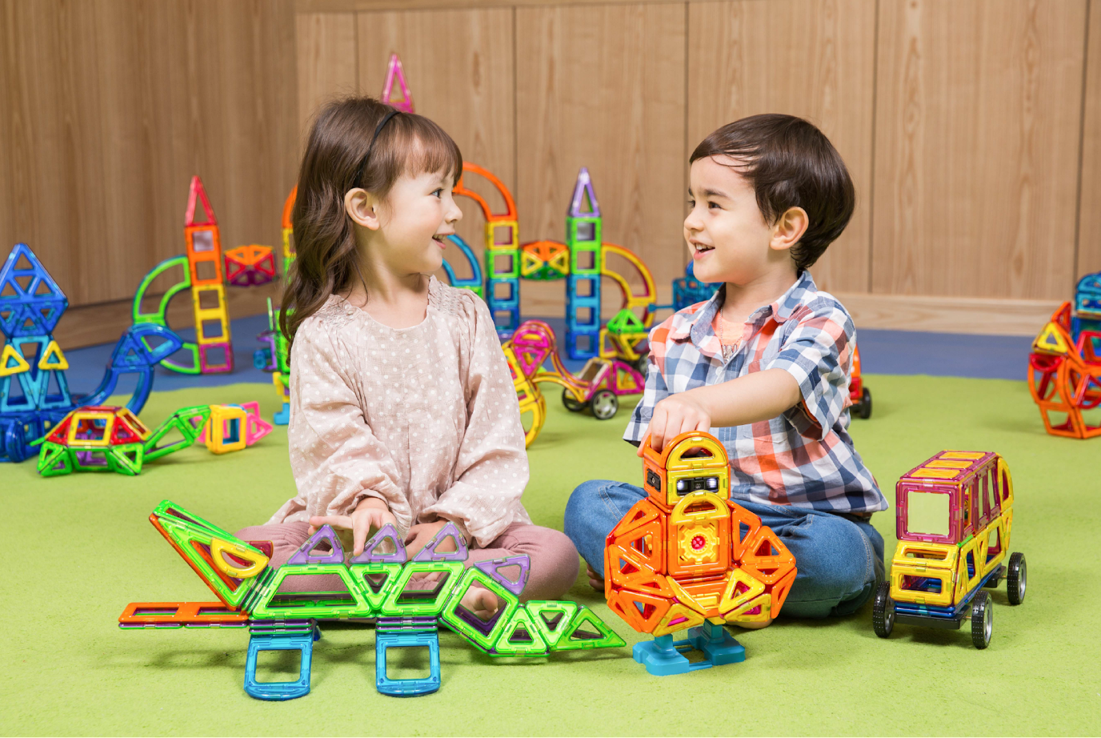 Đồ chơi trí tuệ STEAM tại Funnyland là công cụ hỗ trợ đắc lực để Bé và Bố Mẹ chơi tương tác cùng nhau