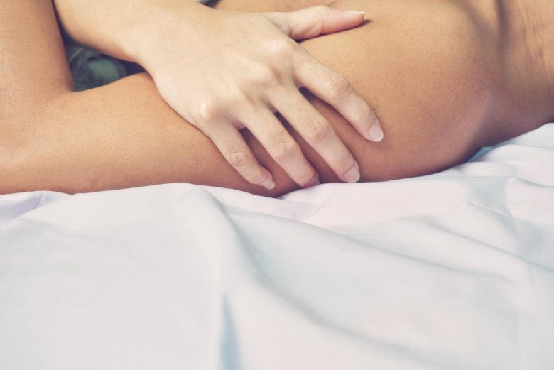 Quan hệ với nhiều bạn tình, không dùng biện pháp an toàn làm tăng nguy cơ mắc sùi mào gà. (Ảnh minh họa)