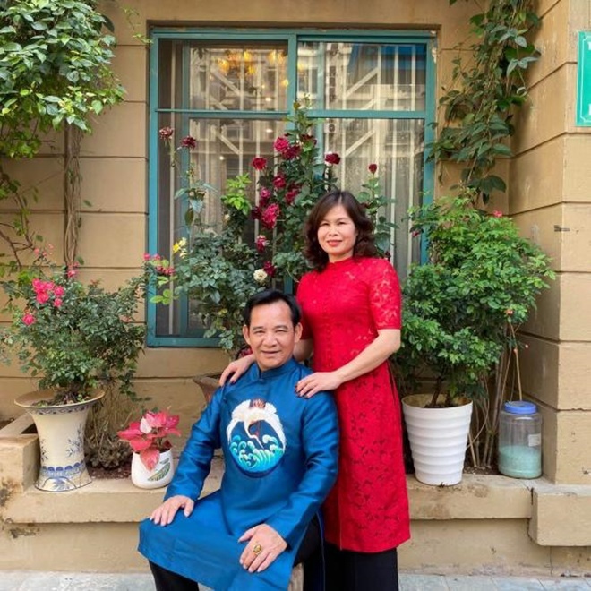 Quang Tèo có cuộc sống hạnh phúc bên vợ hiền, được nhiều người ngưỡng mộ.