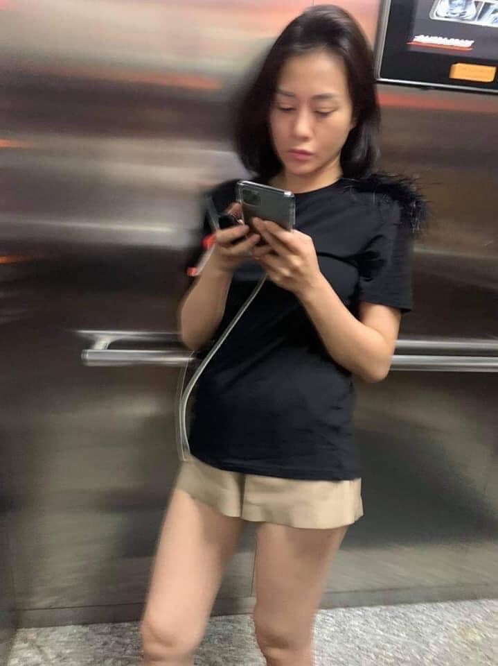 Trong ảnh, người được cho là Phương Oanh lộ thần sắc mệt mỏi, nhợt nhạt cùng vòng 2 lớn bất thường.