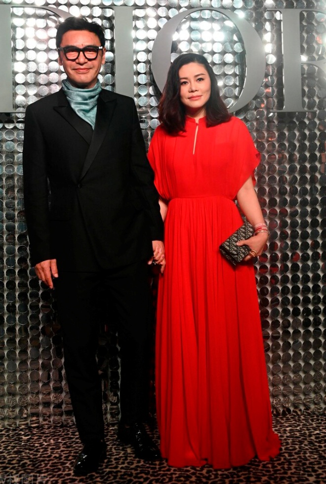 Bà vực dậy một người đàn ông từng rất được yêu thích đang rơi xuống đáy vực.