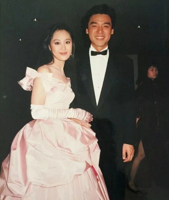 Chương Tiểu Huệ tiêu tiền không tiếc tay khiến Chung Trấn Đào phá sản.