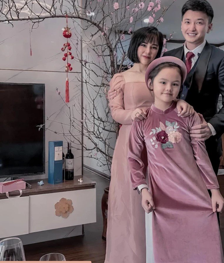 MC gợi cảm nhất VTV từng mê Đặng Văn Lâm giờ yêu trai tân kém tuổi, con gái lớn xinh như chị em với mẹ - 6