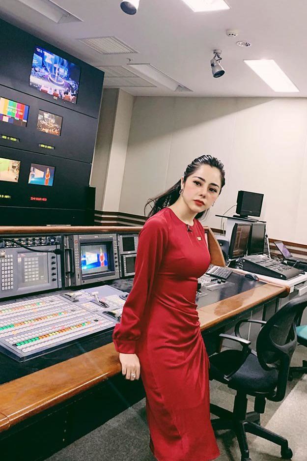 MC gợi cảm nhất VTV từng mê Đặng Văn Lâm giờ yêu trai tân kém tuổi, con gái lớn xinh như chị em với mẹ - 2