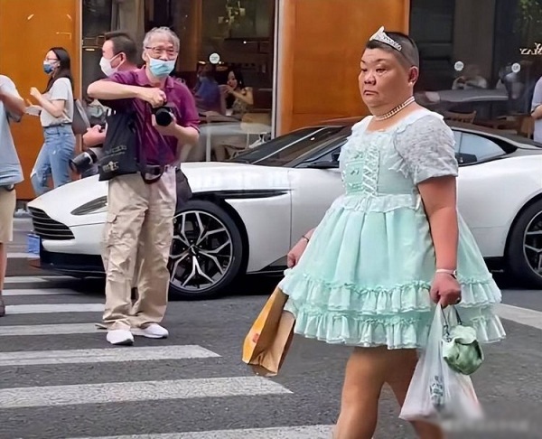 Người phụ nữ 50 tuổi hay diện váy công chúa xuống phố và câu chuyện cảm động phía sau - 8