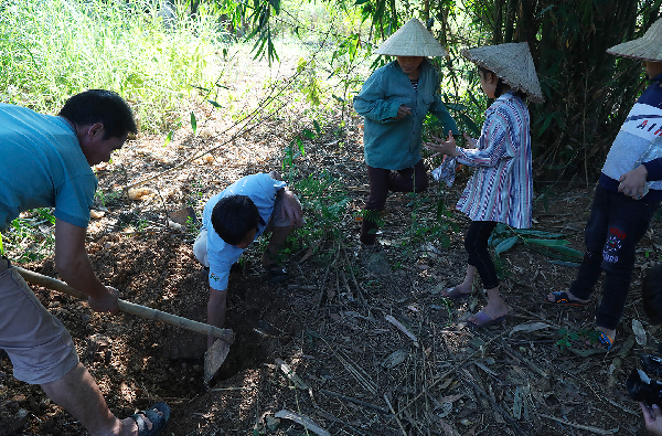 Nghề lạ ở Việt Nam: Loài nào gặp cũng bị xua đuổi nhưng lại là đặc sản nức tiếng, đi bắt bán kiếm tiền triệu / ngày - 6