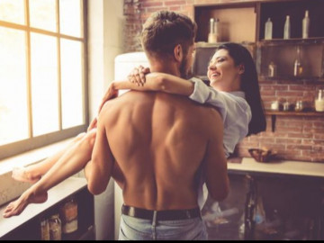 Những người nổi tiếng có đời sống chăn gối lạ thường để hôn nhân không nhàm chán