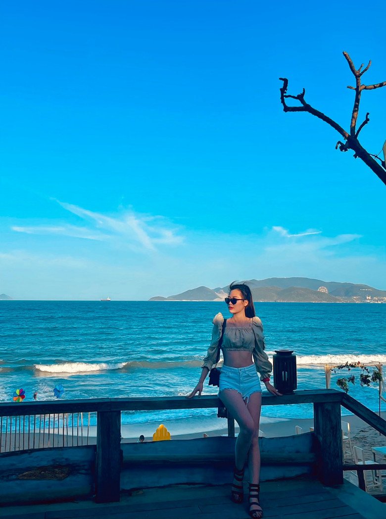 Giang sở hữu chiều cao lý tưởng cùng nhan sắc xinh đẹp.