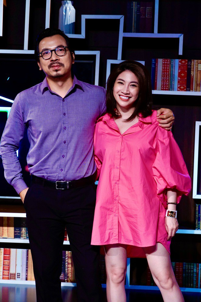 Pha Lê và Giáo sư Xoay Đinh Tiến Dũng, người dẫn dắt buổi talkshow.