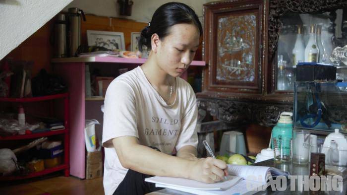 Nữ sinh bị teo 2 chân được cõng đi thi tốt nghiệp ở Thanh Hóa hiện ra sao? - 3