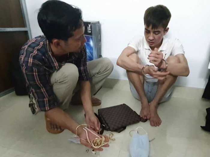 Đối tượng Phan Văn Trung cùng tang vật vụ án.