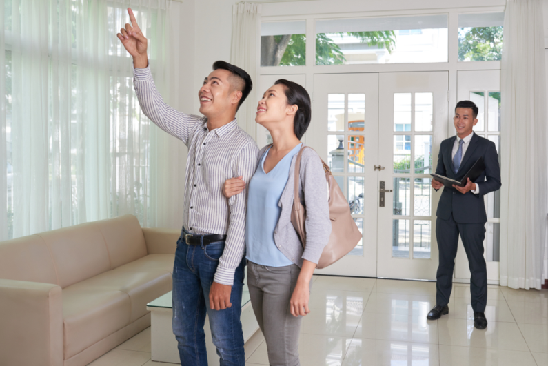 Cần phải xem nhà trực tiếp trước khi tính chuyện đặt cọc, đặt thuê để tránh ảnh đẹp long lanh mà nhà thực tế thì cũ kỹ, lâu năm (Ảnh minh họa)