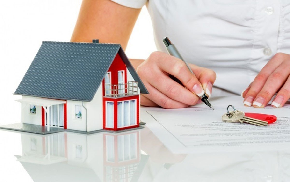 Cần đọc kỹ bản hợp đồng trước khi đặt bút ký thuê căn hộ chung cư dài hạn (Ảnh minh họa)