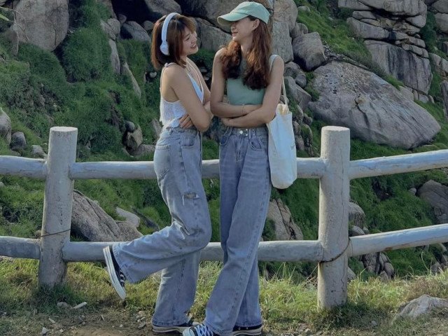 Hai chị em khám phá xứ sở hoa vàng trên cỏ xanh