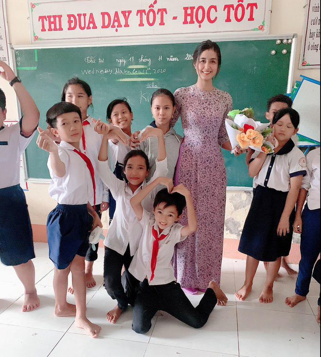 Cô giáo tiểu học xinh nhất Hà Nội khiến phụ huynh ồ ạt hỏi tên trường cho con theo học - 18