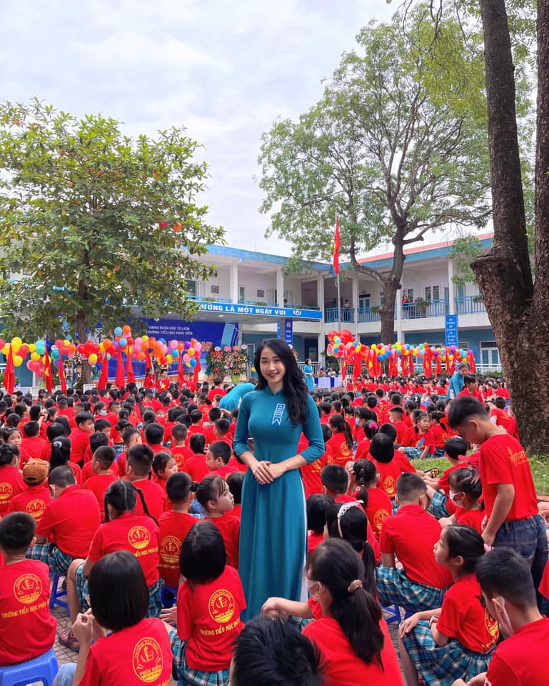 Cô giáo tiểu học xinh nhất Hà Nội khiến phụ huynh ồ ạt hỏi tên trường cho con theo học - 1