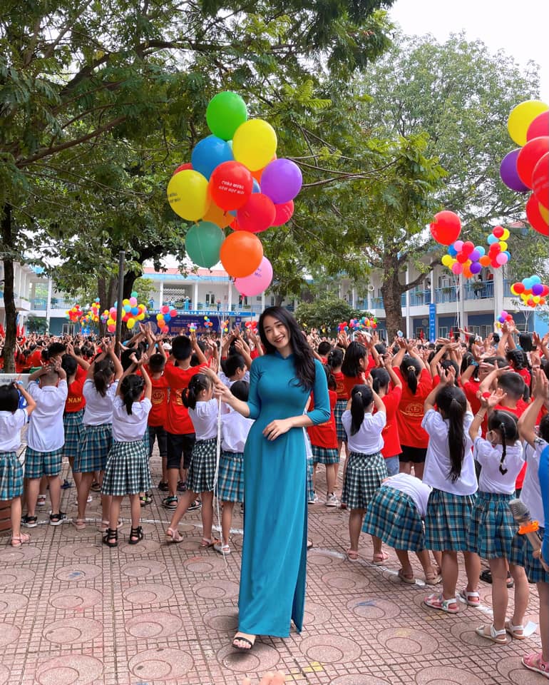 Cô giáo tiểu học xinh nhất Hà Nội khiến phụ huynh ồ ạt hỏi tên trường cho con theo học - 3