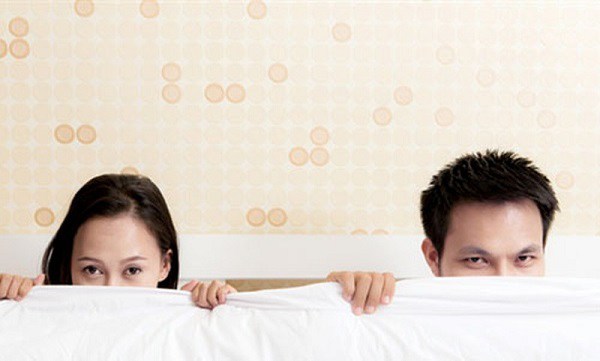 Yêu mãi không lên tới đỉnh có thể khiến vợ chồng sao nhãng chuyện chăn gối. (Ảnh minh họa)