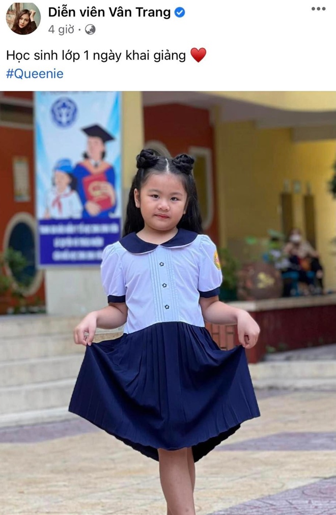 Diễn viên Vân Trang khoe ảnh con gái tạo dáng điệu đà trong bộ đồng phục học sinh.