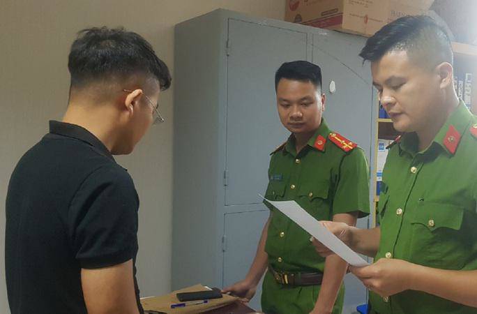 Công an TP Thanh Hóa đọc lệnh khởi tố, bắt tạm giam Lê Trọng Nhạc