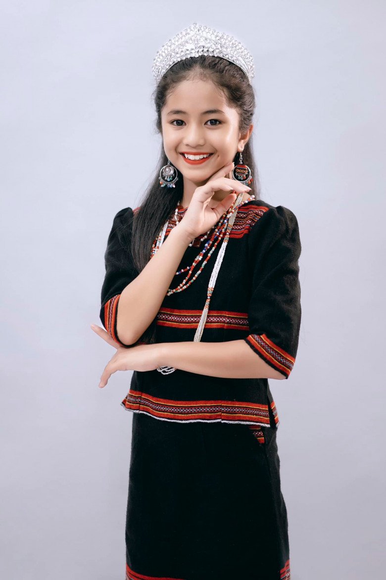 Bé gái dân tộc Pa Cô đạt top 5 Hoa hậu nhí: Xách túi ni lông lên Hà Nội đi thi, được kỳ vọng tiếp bước Hamp;#39;Hen Niê - 13