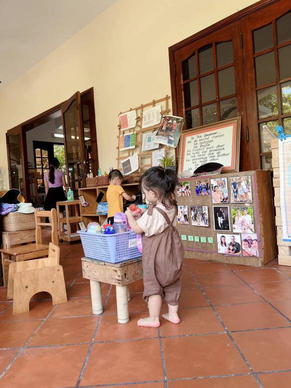 Được bố mẹ đón sau tan học, con gái Đông Nhi Ông Cao Thắng cười tươi khác hẳn gương mặt buồn bã lúc đi - 6