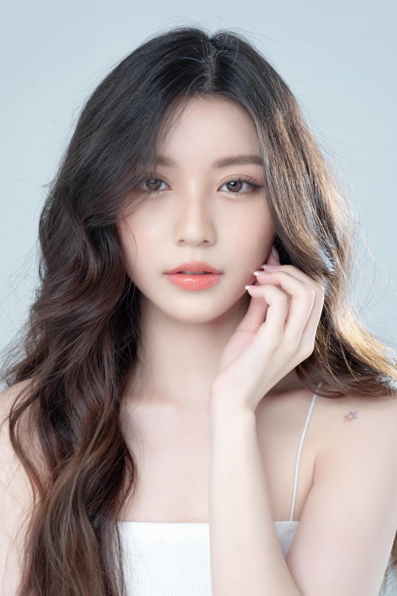 Nhan sắc trong trẻo của hotgirl sinh năm 2000