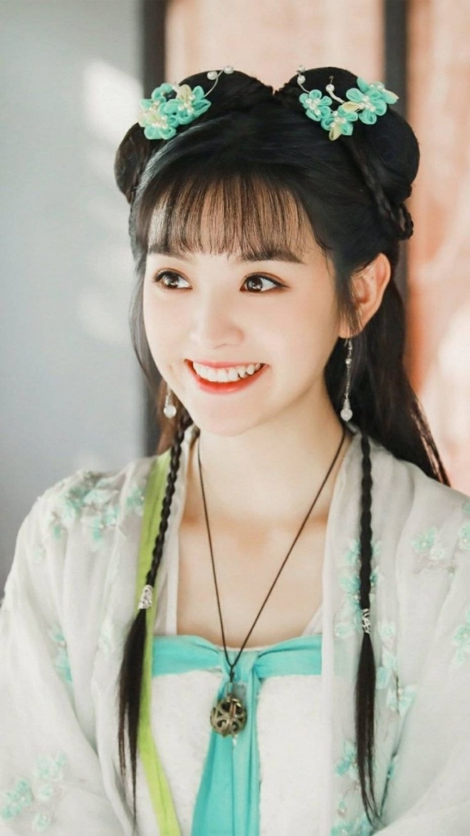Điền Hi Vi xuống sân bay và đến luôn khách sạn làm thủ tục trước khi Khuất Sở Tiêu đến.
