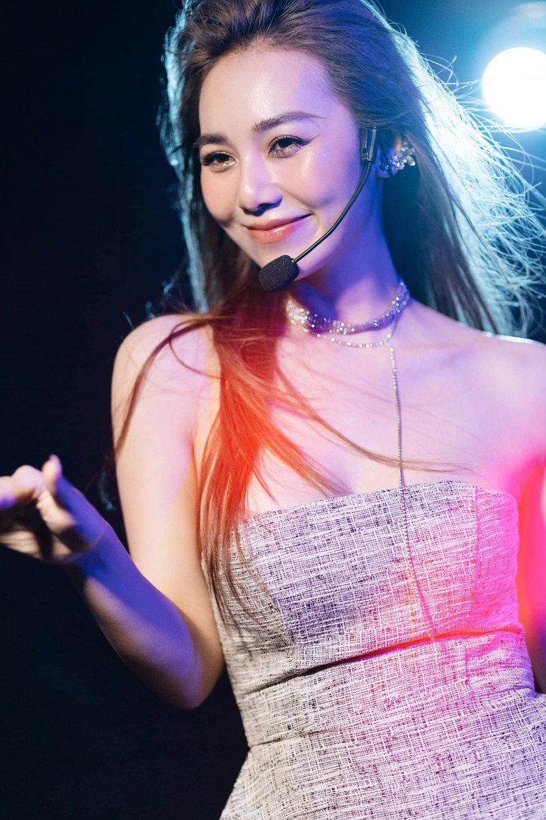 Kim Chi ở hữu làn da trắng ngần cùng gương mặt bầu bĩnh và nụ cười tỏa nắng. Chính vì vậy, cô thường xuất hiện với phong cách trang điểm tươi sáng đậm chất Hàn Quốc.