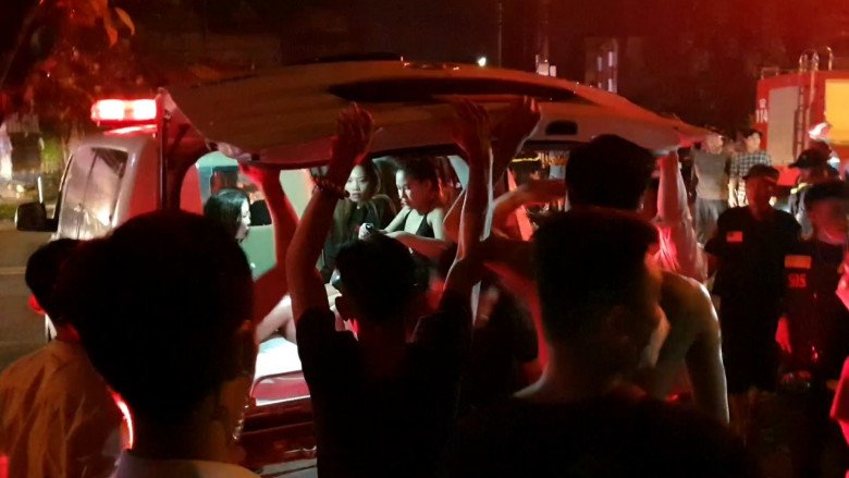 Một số người bên trong quán karaoke được đưa ra ngoài an toàn, trên xe cứu thương đến bệnh viện.