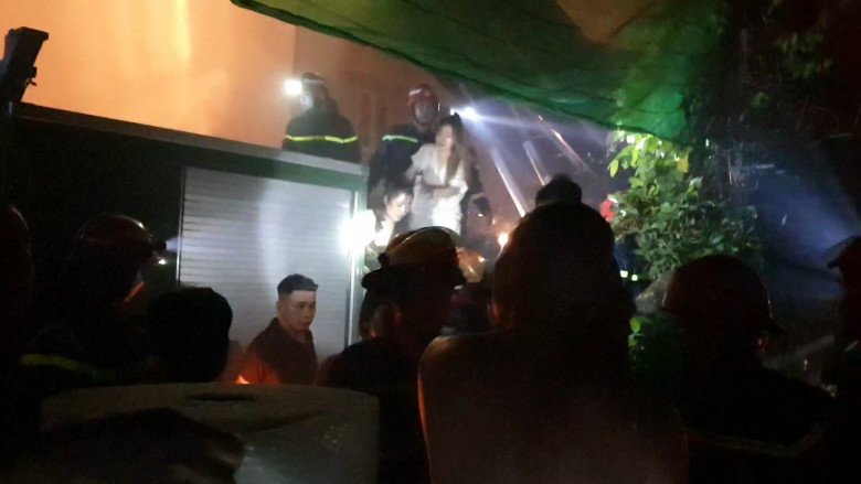 Hiện trường vụ cháy quán karaoke thảm khốc khiến 12 người tử vong tại Bình Dương, lực lượng chức năng tiếp tục tìm kiếm nạn nhân - 11