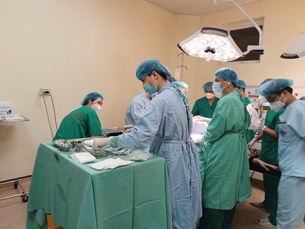 Ca mổ đặc biệt có sự kết hợp của hai bệnh viện đầu ngành tại Hà Nội. Ảnh: BVCC.