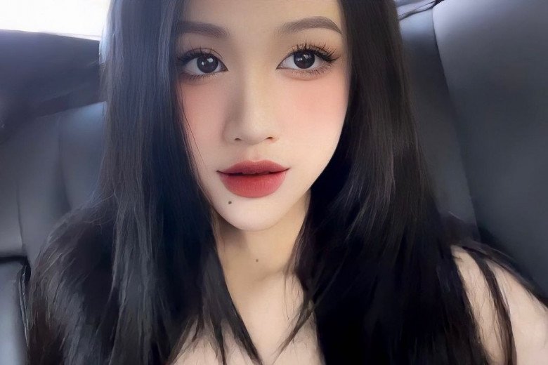 Hotgirl có nút ruồi duyên kéo trễ quần trên xế hộp, mặc gì cũng khiến đối phương loạn nhịp tim - 1