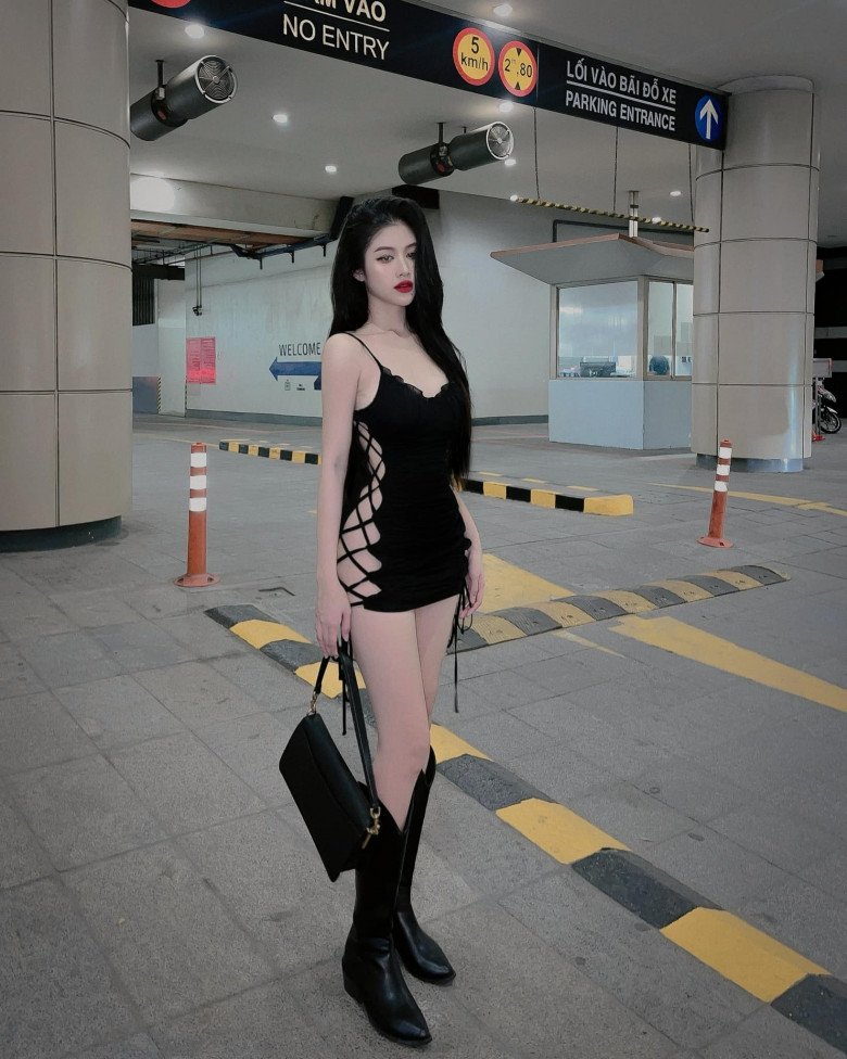 Hotgirl có nút ruồi duyên kéo trễ quần trên xế hộp, mặc gì cũng khiến đối phương loạn nhịp tim - 7