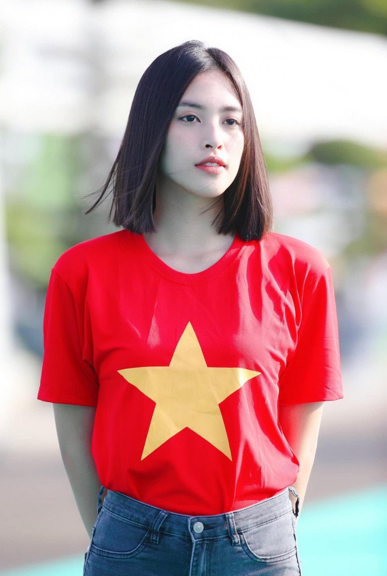 Hội hoa hậu nổi tiếng nhất Việt Nam đụng áo cờ đỏ sao vàng, người mộc mạc người sang chảnh - 1