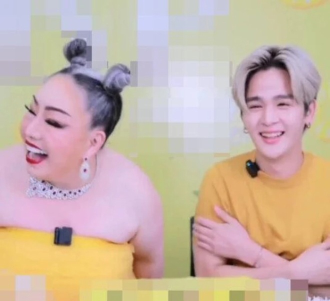 Doanh nhân Leena Jung tham gia livestream cùng với nam diễn viên trẻ Yoon.