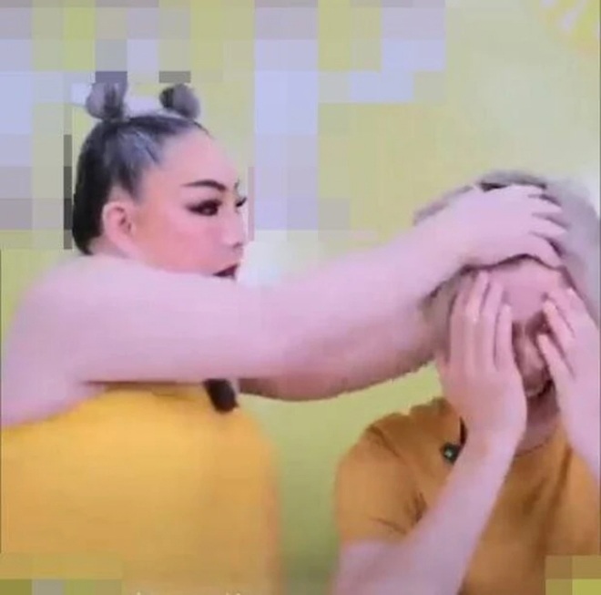 Thậm chí bà còn đòi cởi áo và vuốt tóc anh.