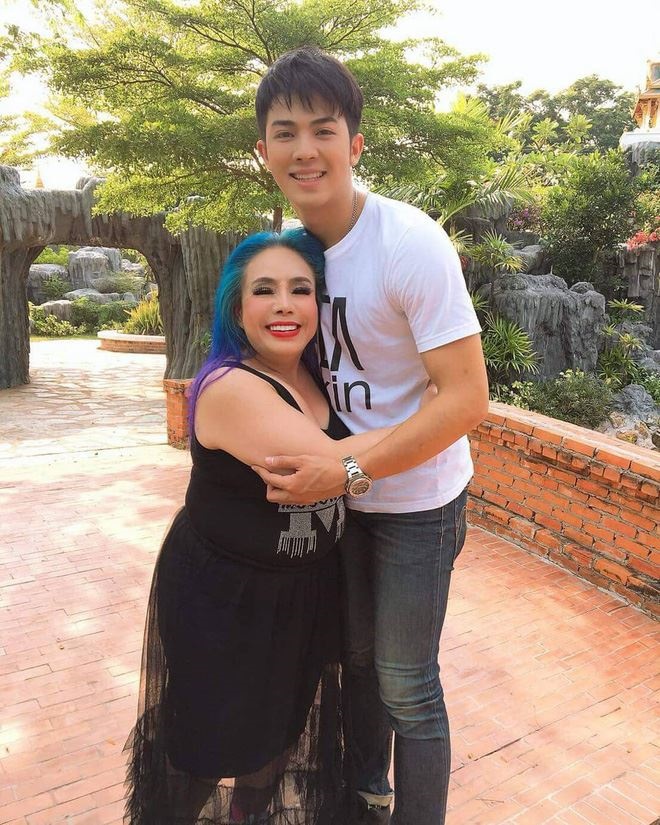 Chồng của bà đều là những trai trẻ 6 múi.