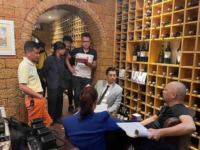 Tay trong tay dự tiệc với Hồng Diễm, Việt Anh vẫn than: amp;#34;Số không được nhờ vợamp;#34; - 4