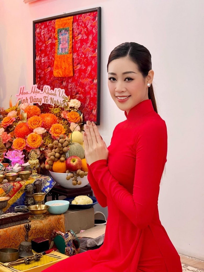 Thời trang cúng giỗ Tổ sân khấu của sao Việt: Khánh Vân nổi nhất với tà áo dài đỏ thắm - 4