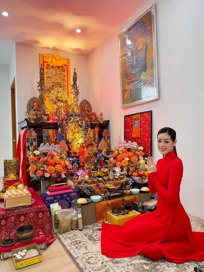 Thời trang cúng giỗ Tổ sân khấu của sao Việt: Khánh Vân nổi nhất với tà áo dài đỏ thắm - 3