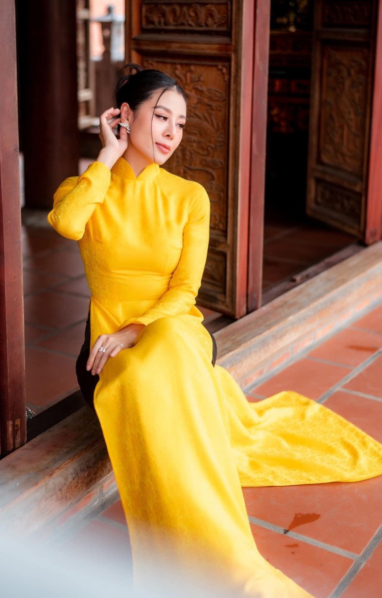 Thời trang cúng giỗ Tổ sân khấu của sao Việt: Khánh Vân nổi nhất với tà áo dài đỏ thắm - 11